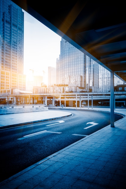 Bâtiments et routes urbains modernes, plates-formes