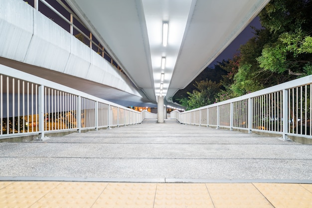 Bâtiments et routes urbains modernes, plates-formes