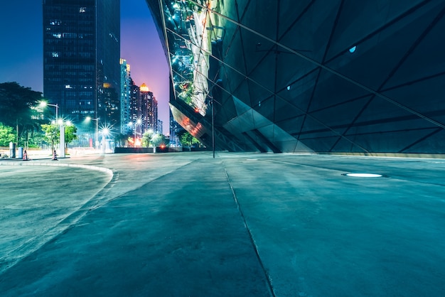 Photo bâtiments et routes urbains modernes, plates-formes