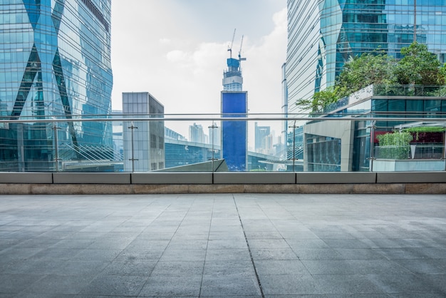 Bâtiments et routes urbains modernes, plates-formes