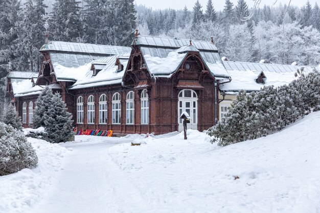 Bâtiments de la station thermale, destinés au repos, en hiver. Bien-être, hôtel, relax