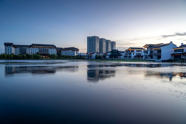 Bâtiments de style chinois au bord du lac le soir