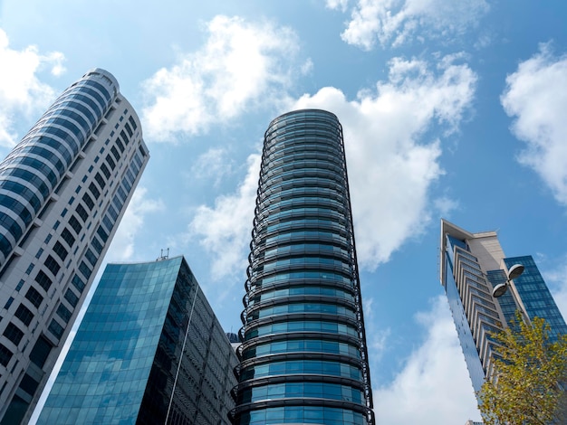 Bâtiments de tour modernes ou gratte-ciel dans le quartier financier avec nuage aux beaux jours