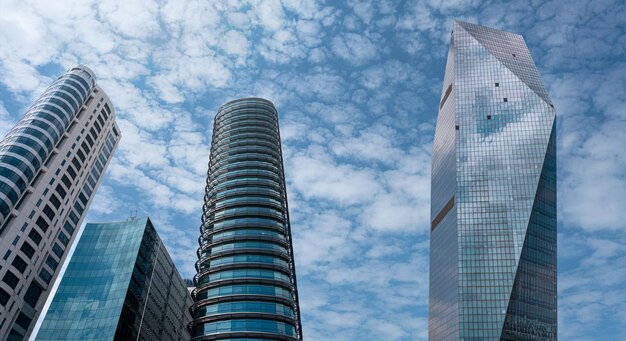 Bâtiments de tour modernes ou gratte-ciel dans le quartier financier avec nuage aux beaux jours