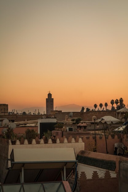 Photo bâtiments de la ville au coucher du soleil