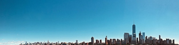 Photo des bâtiments en ville contre un ciel bleu