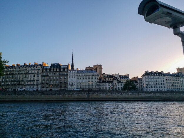 Des bâtiments en ville contre un ciel dégagé