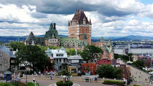 Les bâtiments de la ville contre un ciel nuageux