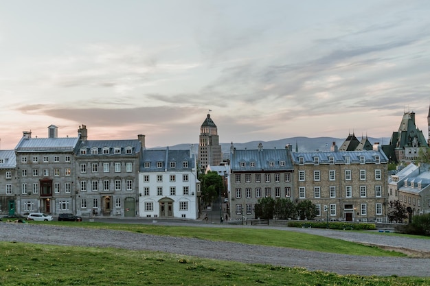 Bâtiments de la ville contre un ciel nuageux