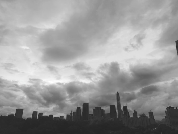 Bâtiments en ville contre le ciel