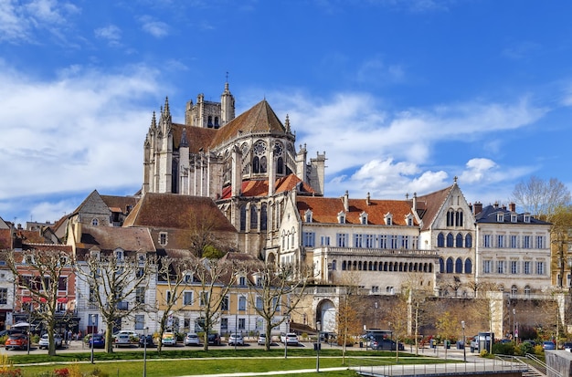 Bâtiments en ville contre le ciel