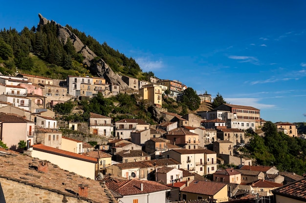 Des bâtiments en ville contre le ciel