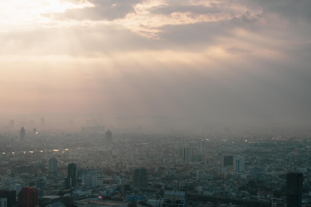 Photo bâtiments avec vue sur le coucher de soleil à bangkok, en thaïlande