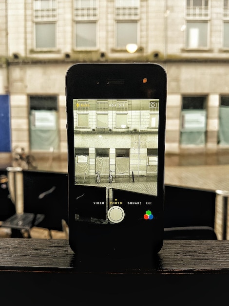 Photo des bâtiments vus à travers un téléphone portable