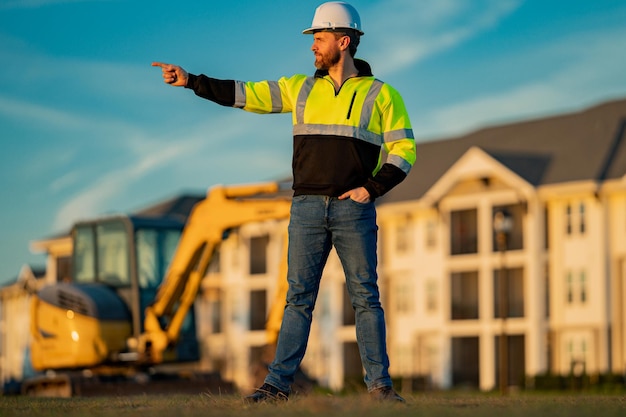 Bâtisseur portant un casque sur le chantier