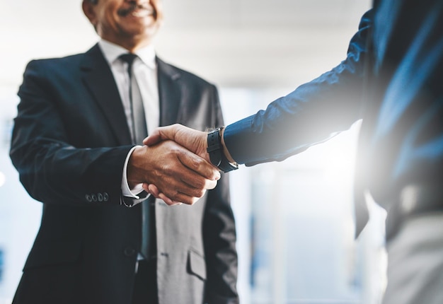 Bâtissons ensemble une meilleure entreprise Photo de deux hommes d'affaires méconnaissables se serrant la main dans un bureau