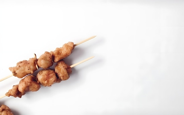 Un Bâton De Brochettes De Poulet Avec Un Fond Blanc