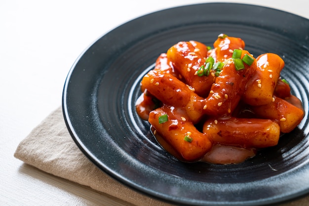 Bâton de gâteau de riz coréen à la sauce épicée (Tteokbokki) - style cuisine coréenne