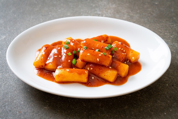 Bâton de gâteau de riz coréen à la sauce épicée (Tteokbokki) - style cuisine coréenne