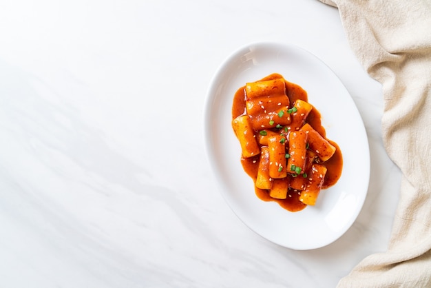 Bâton de gâteau de riz coréen à la sauce épicée (Tteokbokki) - style cuisine coréenne