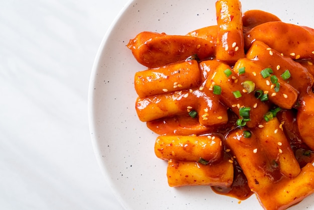 Bâton de gâteau de riz coréen avec saucisse à la sauce épicée (Tteokbokki) - style de cuisine coréenne