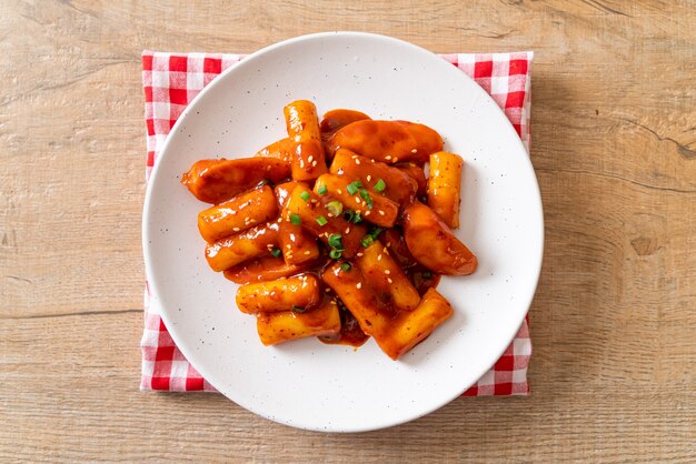 Bâton de gâteau de riz coréen avec saucisse en sauce épicée