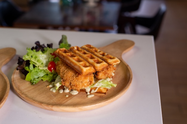 Bâton de gaufres avec bâton de poisson sur la table en bois