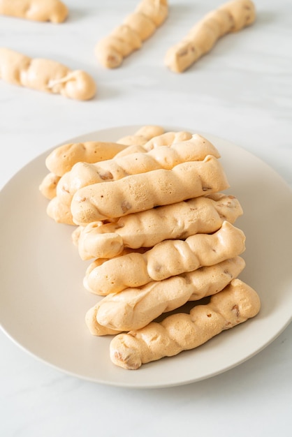 Bâton de meringue aux amandes sur plaque