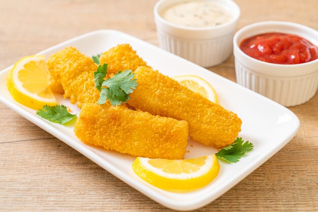 bâton de poisson frit ou poisson frites