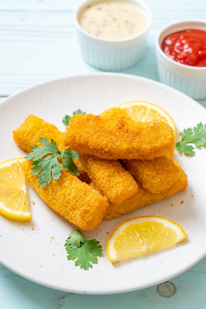 bâton de poisson frit ou poisson frites