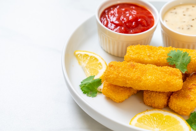 bâton de poisson frit ou poisson frites