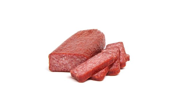 Bâton de saucisse de salami sec et mûri de qualité supérieure avec du porc et du sanglier isolé sur fond blanc