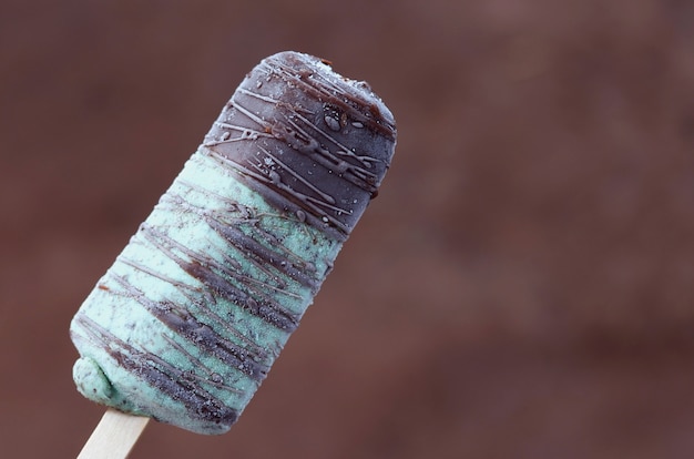 bâtonnet de glace sur fond de chocolat