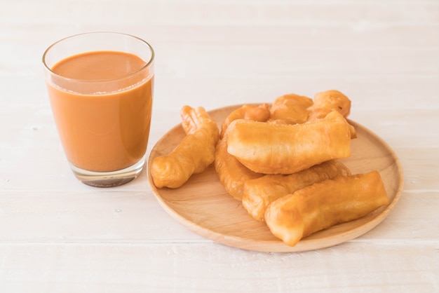 bâtonnet de pâte frit avec thé au lait