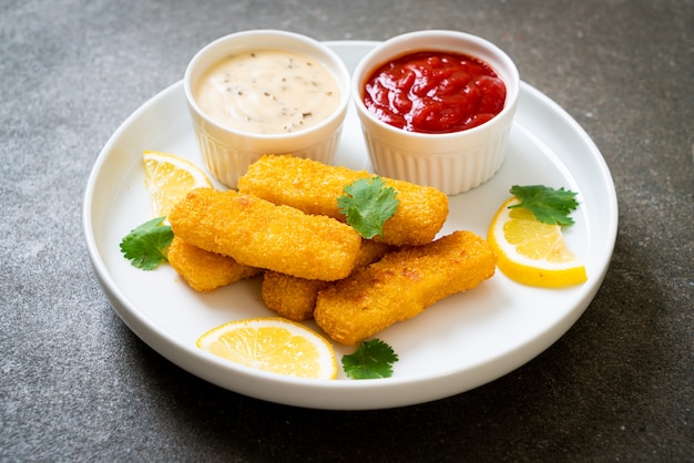 bâtonnet de poisson frit ou frites de poisson avec sauce