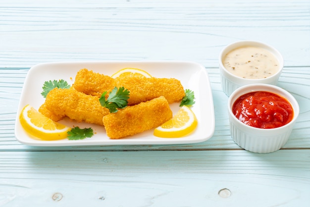 bâtonnet de poisson frit ou frites de poisson avec sauce