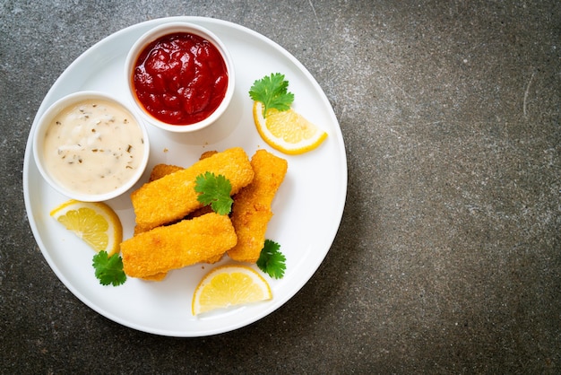 bâtonnet de poisson frit ou frites poisson avec sauce