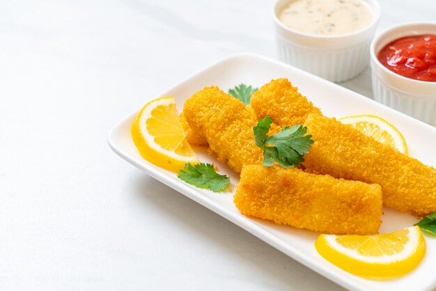 bâtonnet de poisson frit ou frites de poisson avec sauce