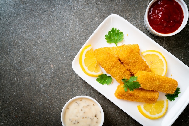 bâtonnet de poisson frit ou poisson frites avec sauce