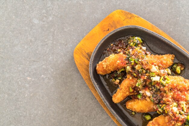 bâtonnet de poisson frit avec sauce épicée