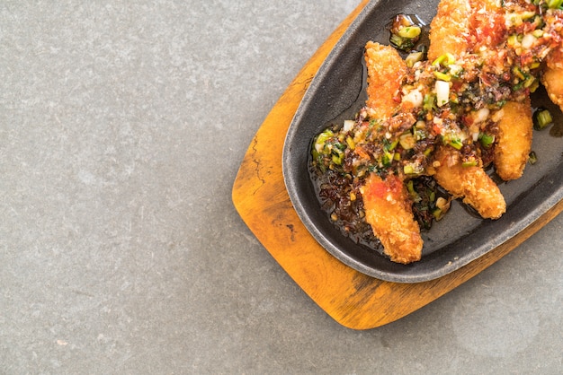 bâtonnet de poisson frit avec sauce épicée