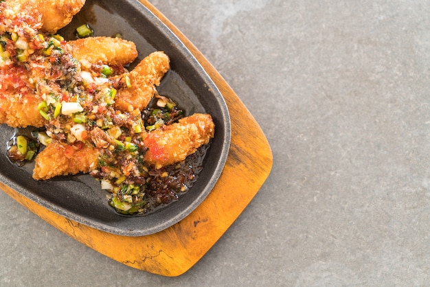 bâtonnet de poisson frit à la sauce épicée