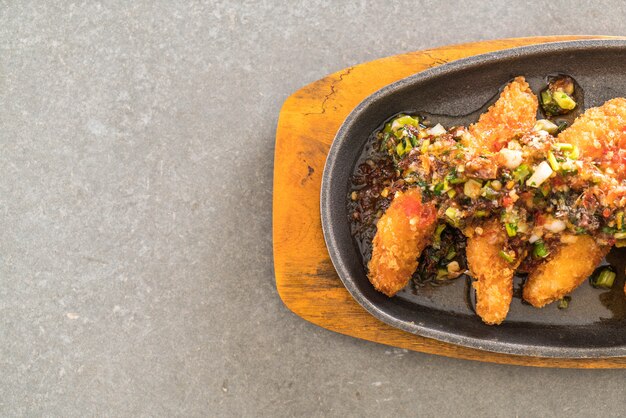 bâtonnet de poisson frit à la sauce épicée