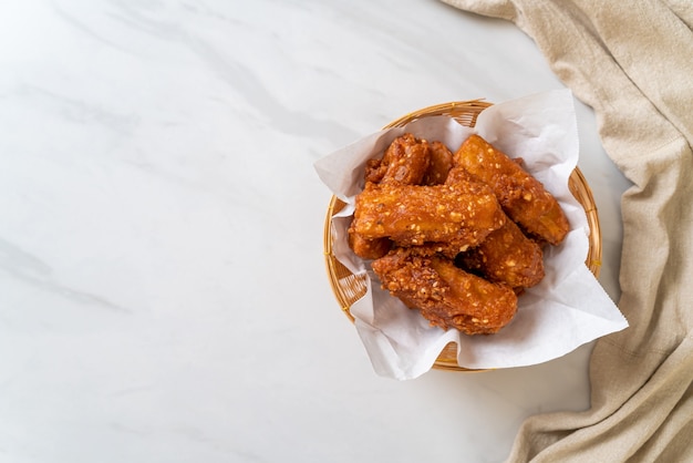 Bâtonnet de pommes de terre en tranches frites au sésame - style cuisine thaïlandaise