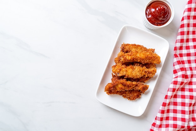 Bâtonnet de poulet frit au ketchup