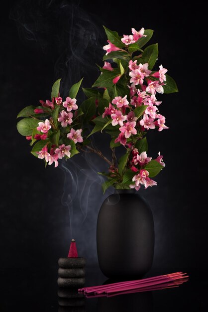 Bâtonnets aromatiques pierres noires et belles fleurs