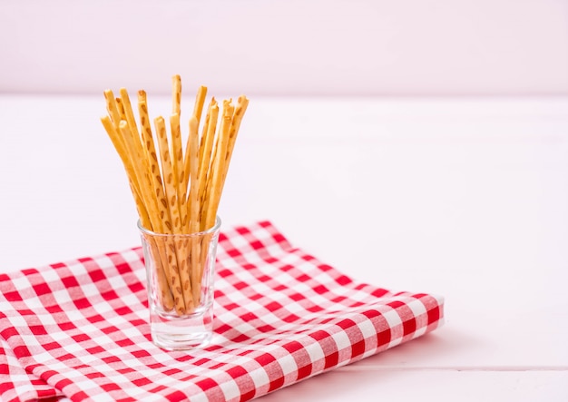 bâtonnets de biscuit sur bois