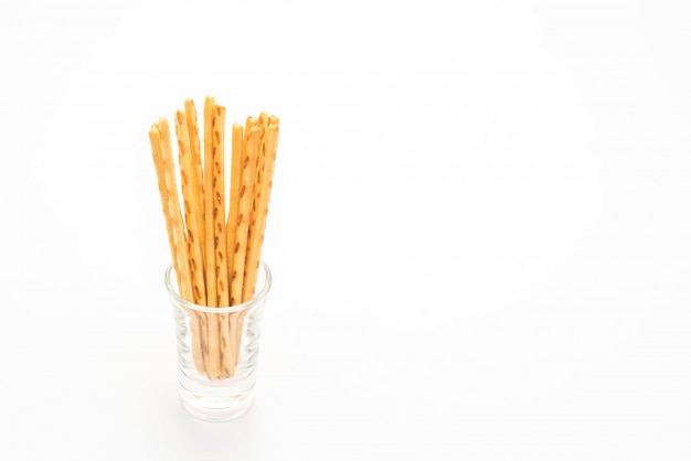 bâtonnets de biscuit sur fond blanc