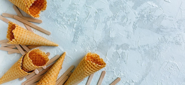 Photo bâtonnets en bois et cornets gaufrés pour glaces