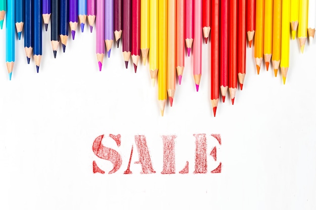 Photo bâtonnets de bois multicolores crayons de couleur en bois et vente sur fond blanc